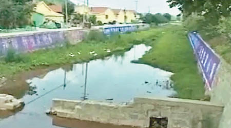 村民懷疑河道受污染後，殃及鄰近的水井。（電視畫面）