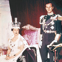 登基 <br>英女王（左）於一九五二年登基。
