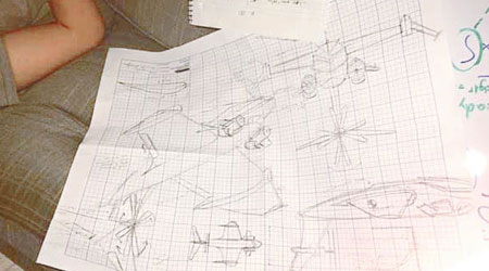 馬克酒醉期間，動手繪圖設計飛機。（互聯網圖片）