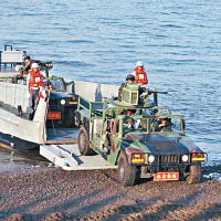 台軍登陸艇搭載輪車進行搶灘演練。（互聯網圖片）