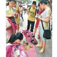 重慶有商販在校門前賣花，生意火爆。（互聯網圖片）
