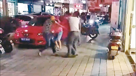 身穿紅衣的體育教師被指帶學生母親開房，被人夫捉姦當街毆打。（互聯網圖片）