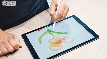 蘋果產品新功能亮相 <br>Apple Pencil配合iPad Pro使用，觸控反應良好。（布偉倫攝）