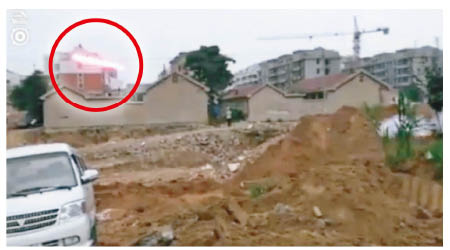 網傳村民正在向強拆地盤發射迫擊炮(紅圈示)。（互聯網圖片）