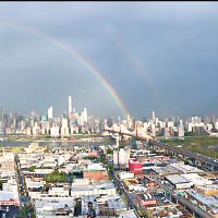 世貿中心雙子塔原址出現雨後彩虹。（互聯網圖片）