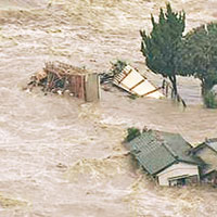 洪水最終沖走木屋。