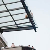 「做騷者」坐在玻璃天台，場面驚險。
