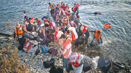 難民源源不絕湧往希臘，卻再次發生意外。（資料圖片）