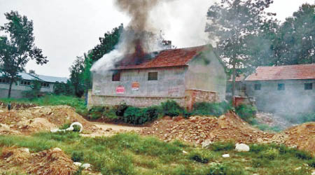 村民張繼民的瓦屋起火，冒出大量濃煙。（互聯網圖片）