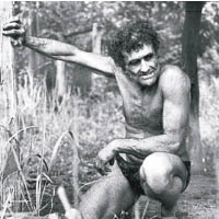 福緬科在昆士蘭的叢林過着原始生活。（互聯網黑白圖片）