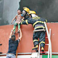 消防員到場後逐一將幼童救出火場。（互聯網圖片）