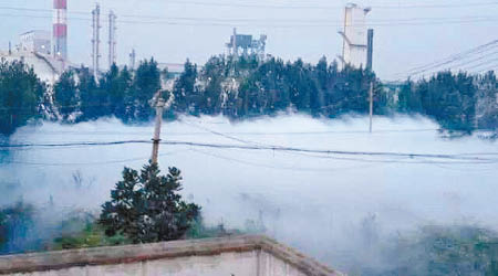傳化工廠洩漏氨氣後，村莊被大片白茫茫煙霧籠罩。（互聯網圖片）