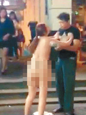 江蘇南京三山街地鐵站出入口前晚有一對情侶吵架，女子激動得當場脫衣至全裸。