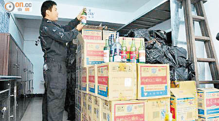 內地假酒問題猖獗，圖為湖南警方早前破獲的一宗跨省假酒案。（資料圖片）
