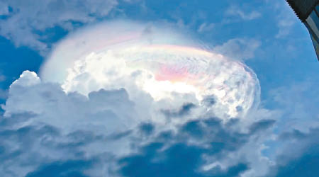 專家解釋這是蕈帽狀雲，為罕見的天文現象。