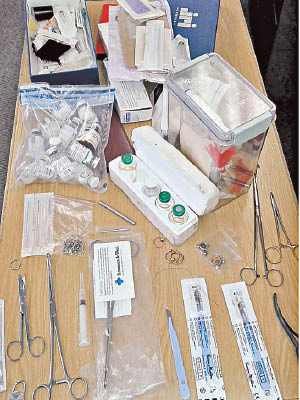 警方在疑犯住所搜出大批麻醉劑及手術工具。（互聯網圖片）