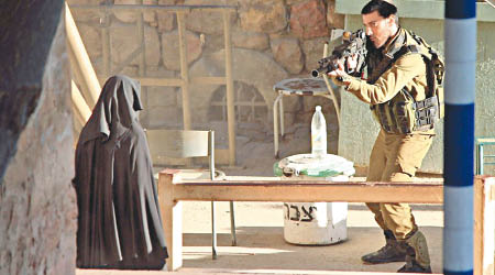以色列士兵槍指哈什拉蒙。<br>（反殖民區青年監察組織圖片）