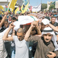 大批巴勒斯坦人出席死者的葬禮。
