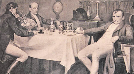 拿破崙一世（右）被軟禁後，仍對飲食十分講究。<br>（互聯網黑白圖片）