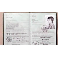 帕日特卡只持有一九八三年所發的舊護照。（互聯網圖片）