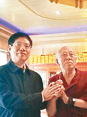 四川省統戰部部長崔保華（左）探望安曲活佛（右）。（互聯網圖片）
