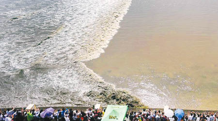 逾三萬民眾及遊客聚集錢塘江畔觀潮。