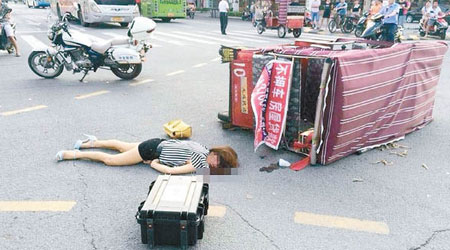 女子被拋出車外後伏於地上一動不動。（互聯網圖片）
