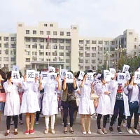 醫護人員事後在醫院外發起抗議行動。（互聯網圖片）