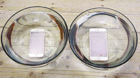 iPhone 6s（左）及6s Plus被扔進水中。