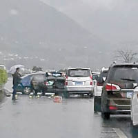 涼山突降暴雨，致西攀高速公路發生廿六車連環相撞。（互聯網圖片）