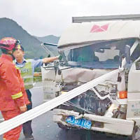 甬台溫公路車禍，貨車車頭損毀嚴重。（互聯網圖片）