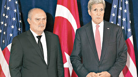 美國國務卿克里（右）與土耳其外長，就敍利亞問題舉行會議。