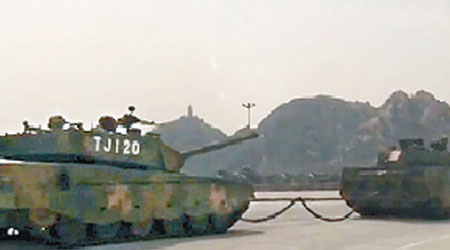 強制熄火的99A坦克（左），被拖離現場。（互聯網圖片）