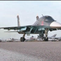 俄軍戰機在基地起飛，執行空襲任務。