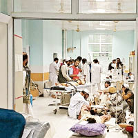 醫護設立臨時手術室，處理大量傷者。