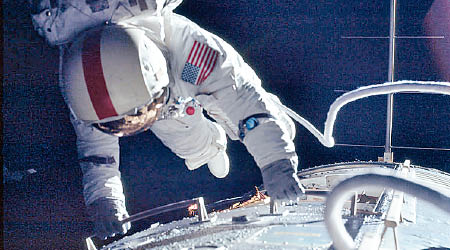 太空人在太空艙外執行任務。（NASA圖片）