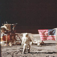 月球表面插上美國國旗。