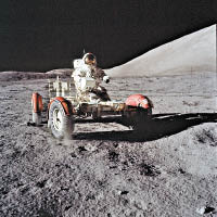 太空人在月球上駕駛登月車。