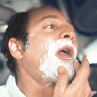 太空人在臉上塗剃鬚膏。