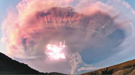 BBC紀錄片中，火山雲引發閃電一幕原來是以電腦合成。（互聯網圖片）