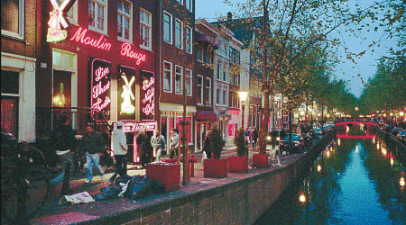 圖為荷蘭阿姆斯特丹紅燈區。（資料圖片）