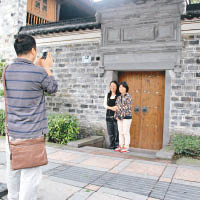 民眾在屠呦呦位於寧波市的老家門前拍照留念。