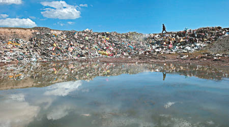 大量廚餘和生活垃圾遭隨處傾倒，青海湖風光失色。（互聯網圖片）