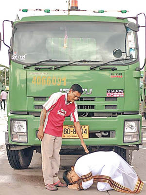 卡朗納隆在垃圾車前叩謝父親，感動萬千網民。
