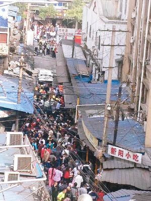 楊家巷內食店密集，行人通道十分擠逼。（互聯網圖片）