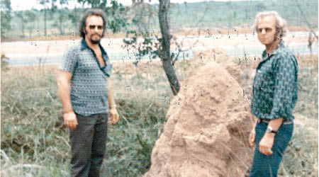 被指是安格林（左）和約翰（右）在巴西生活的照片曝光。（互聯網圖片）