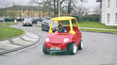 比特密特的紅黃砵砵車，可於路上行駛。（互聯網圖片）