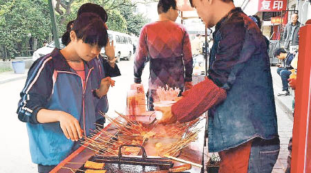 西安多個校園附近的流動小食攤深受學生歡迎。