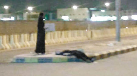 有沙特女子（右）疑醉酒倒臥路上。（互聯網圖片）