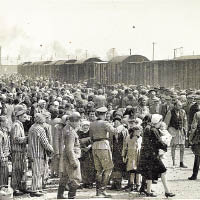 猶太人在二戰時集體逃亡。（黑白資料圖片）